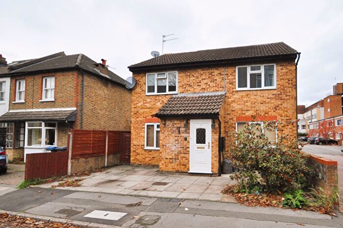 2 Bedroom Maisonette To Rent In Chestnut Grove, New Malden, KT3