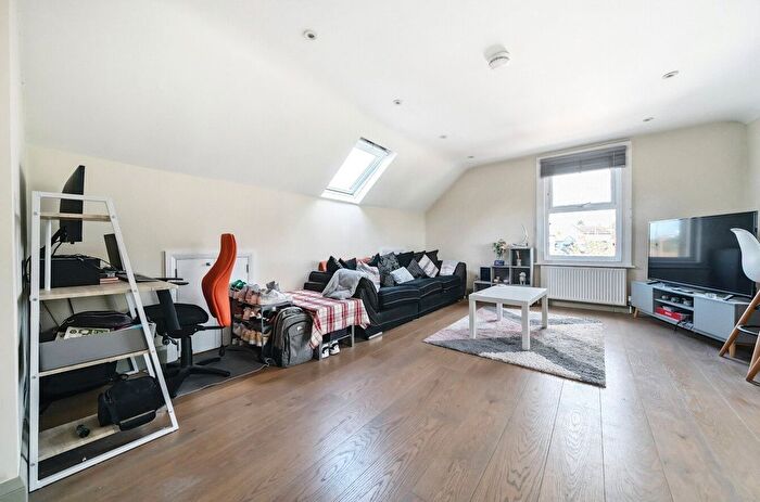 1 Bedroom Flat To Rent In High Street, Bovingdon, Hemel Hempstead, Hertfordshire, HP3