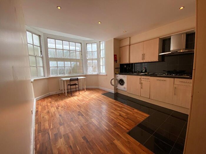 3 Bedroom Flat To Rent In Redcliffe Parade West, Bristol, [Ref: KhpLlt], BS1