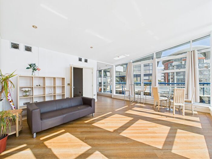 2 Bedroom Flat To Rent In Newton Place, London, E14