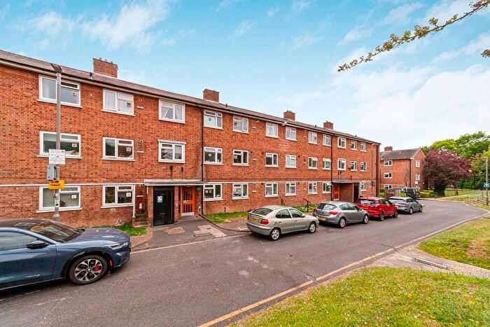 4 Bedroom Flat To Rent In Morris Gardens, London, SW18