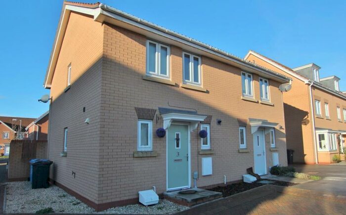 3 Bedroom Semi-Detached House To Rent In Parkland Crescent, Kingswood, HU7