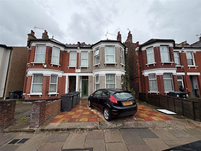 Studio To Rent In Palmerston Road, London, N22