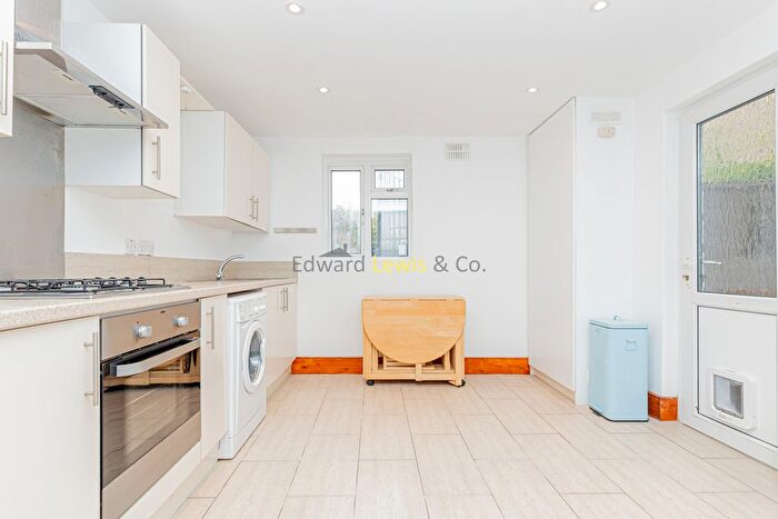 2 Bedroom Flat To Rent In Brooke Road, London, N16