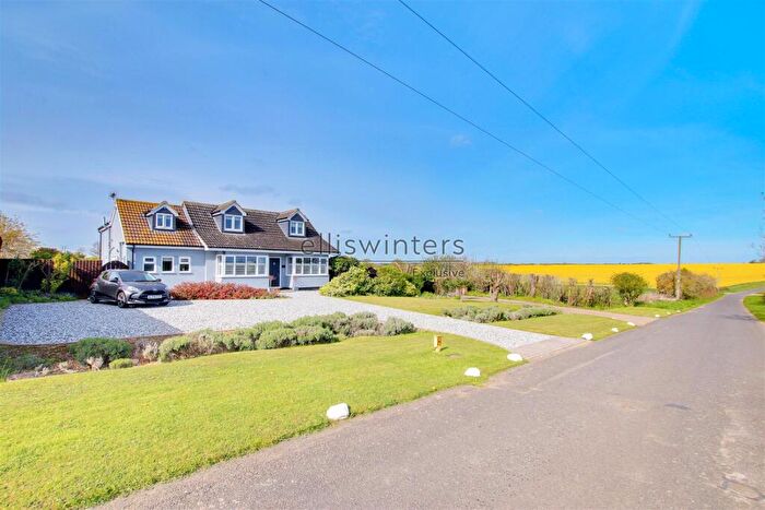 4 Bedroom Chalet For Sale In Wiggin Hill, Old Ramsey Road, St Ives, PE27