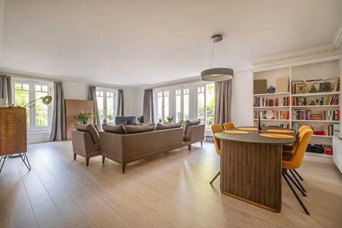 3 Bedroom Flat To Rent In Ashe House, Clevedon Road, TW1