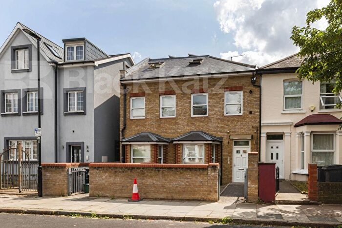 3 Bedroom Town House To Rent In Avenue Road, South Tottenham, N15