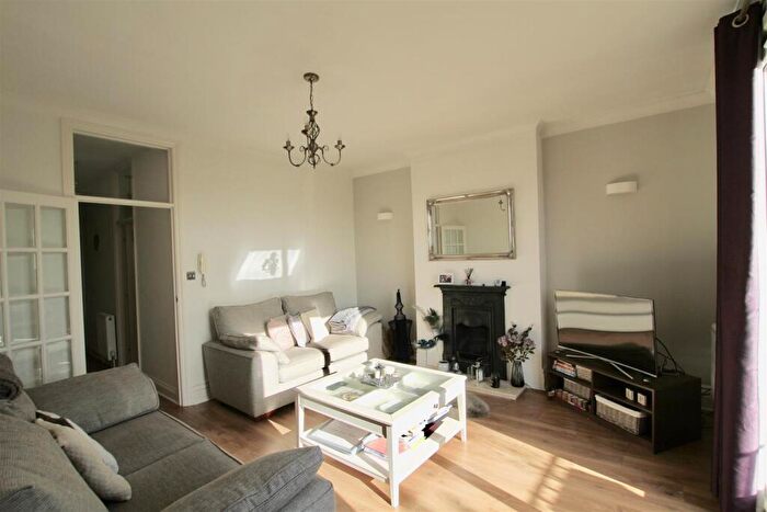 2 Bedroom Flat To Rent In First Avenue, Westcliff-On-Sea, SS0