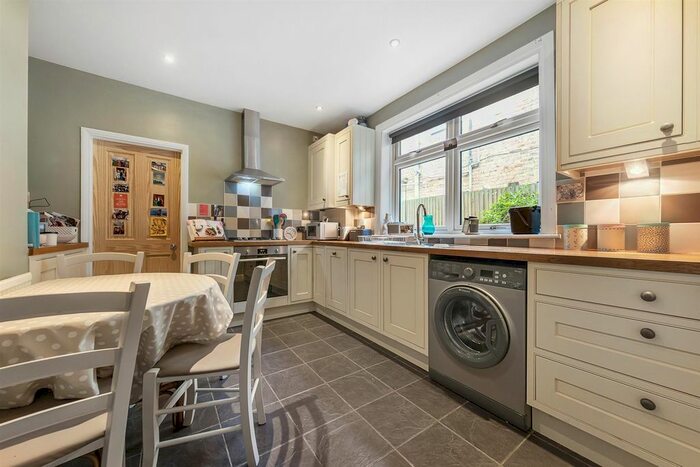 1 Bedroom Flat To Rent In Brightwell Crescent, Tooting, London, SW17