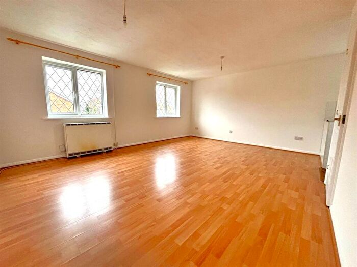 Flat For Sale In Wakefield Close, Byfleet, KT14