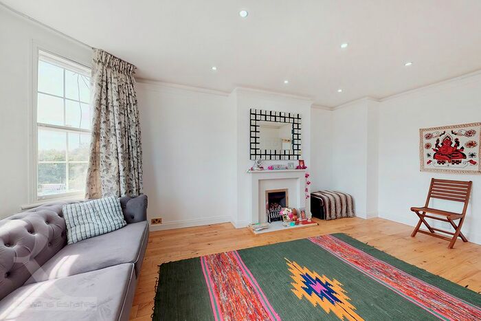 2 Bedroom Flat To Rent In North Circular Road, London, N3