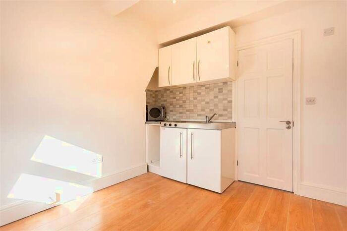 Flat To Rent In Uxbridge Road, Shepherd's Bush W12