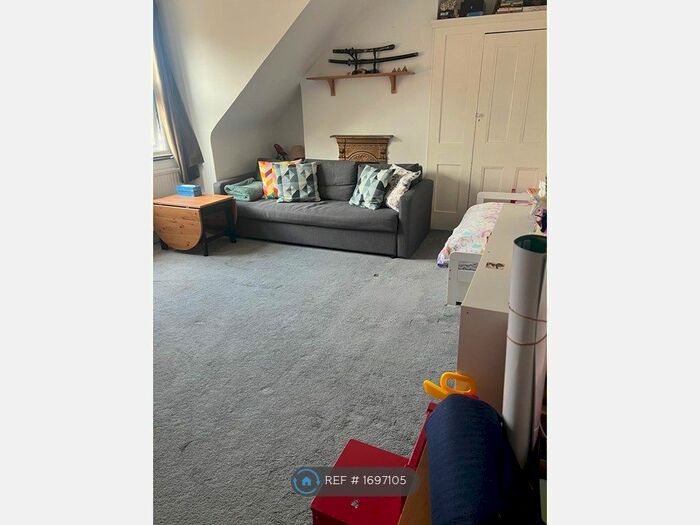 Studio To Rent In Silver Crescent, London, W4