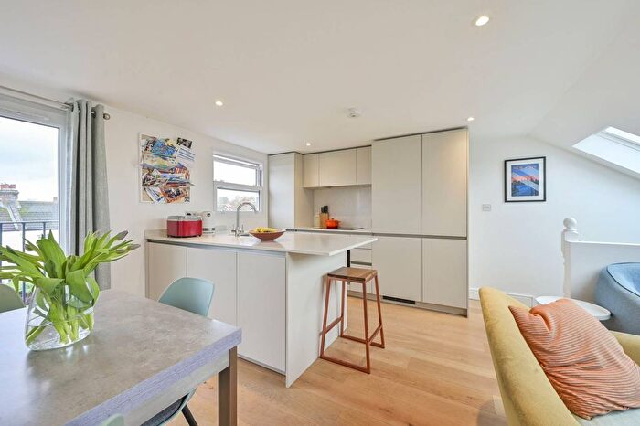 2 Bedroom Maisonette For Sale In Aston Road, Raynes Park, London, SW20