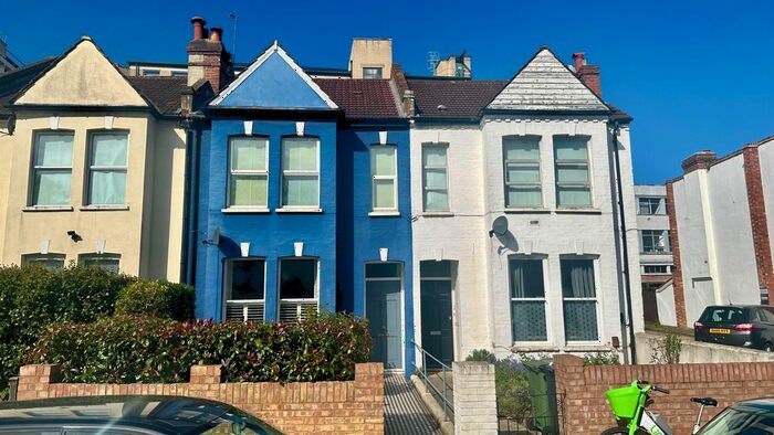 3 Bedroom Flat To Rent In Martell Road, London, SE21
