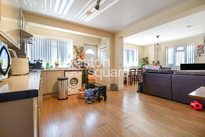 2 Bedroom Maisonette To Rent In Colney Hatch Lane, London, N11