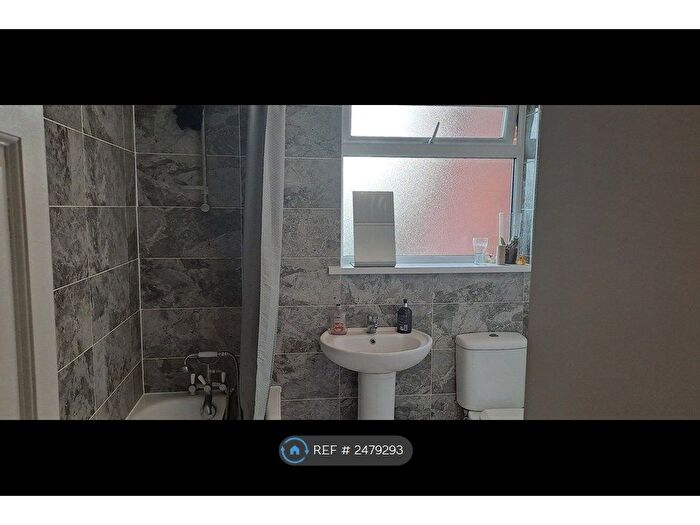 3 Bedroom Flat To Rent In Swakeleys Road, Ickenham, Uxbridge, UB10