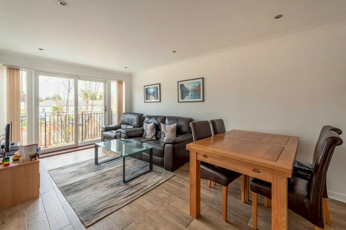 2 Bedroom Flat To Rent In Second Cross Road, Twickenham, TW2