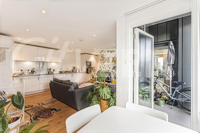 1 Bedroom Flat To Rent In Rope Court, Canoe Walk, London, E14