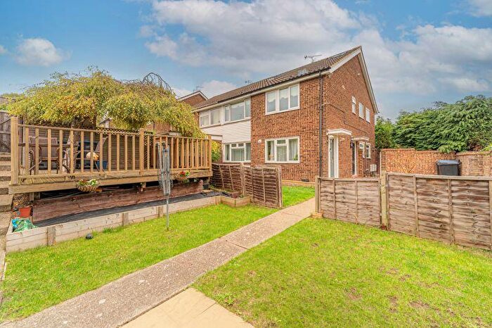 2 Bedroom Maisonette For Sale In Pinnacles, Waltham Abbey, EN9