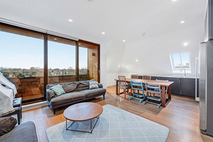 2 Bedroom Flat To Rent In Elm Avenue, W5