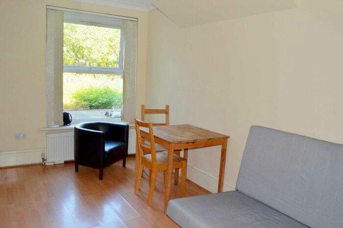 Studio To Rent In Emanuel Avenue, Acton, W3