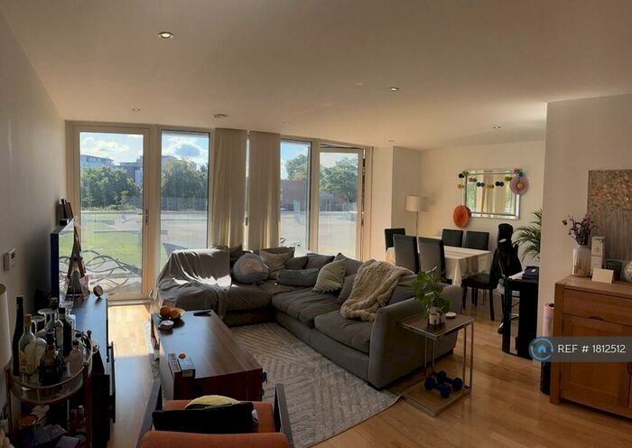 3 Bedroom Flat To Rent In The Crescent, London, SE8