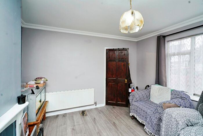 3 Bedroom End Of Terrace House For Sale In Castle Croft Road, Luton, LU1