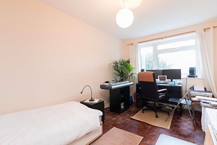 2 Bedroom Flat For Sale In Chase Side, London, N14