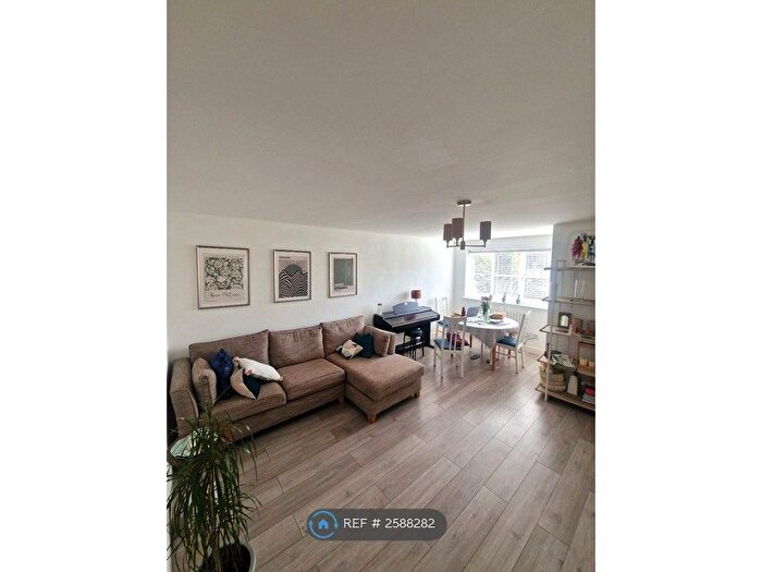 2 Bedroom Flat To Rent In Lucas Gardens, London, N2