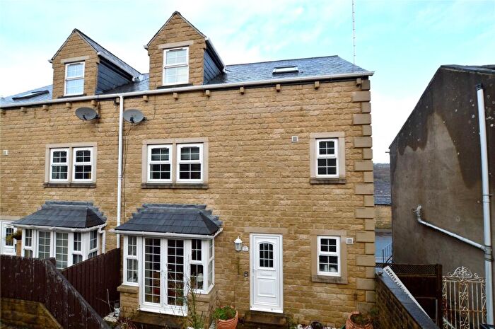 5 Bedroom Semi Detached House For Sale In Chiltern Court, Rodley, Leeds, LS13