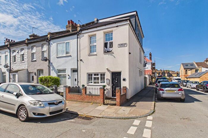4 Bedroom End Of Terrace House For Sale In Howard Road, Dartford, Kent, DA1