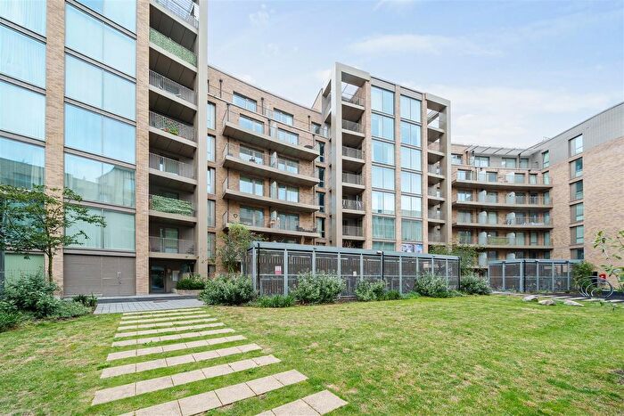 2 Bedroom Flat To Rent In Fitzroy Court, Padcroft, Tavistock Road, West Drayton, UB7