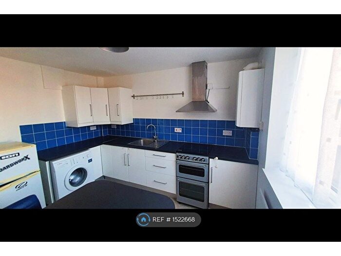 2 Bedroom Flat To Rent In Chates Farm Court, Brighton, BN2