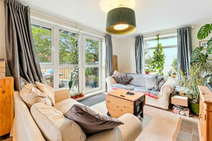3 Bedroom Apartment To Rent In Limerick Close, London, SW12
