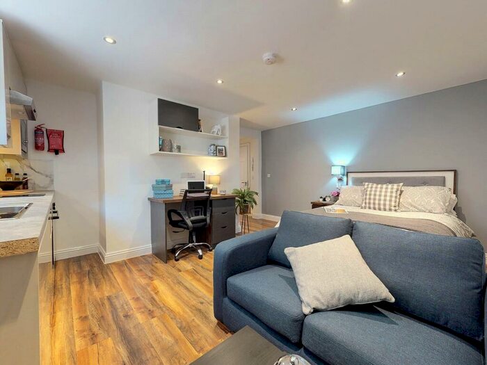 Apartment To Rent In Apt, Clarendon Road #, LS2