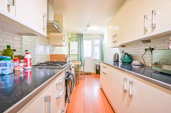 2 Bedroom Flat To Rent In Sheffield Square, Bow, London, E3