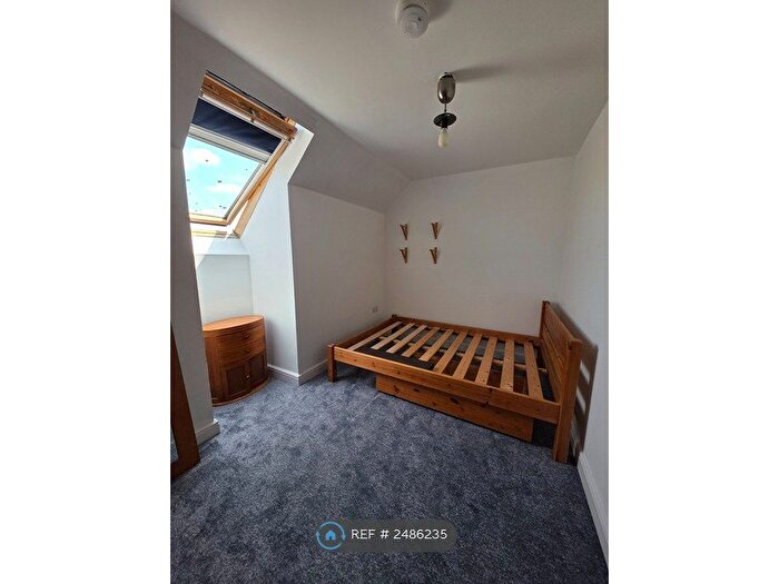 2 Bedroom Flat To Rent In Blakes Road, London, SE15