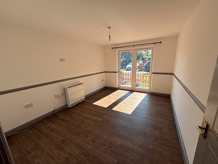 2 Bedroom Flat To Rent In - New Chester Road, Wirral, CH42