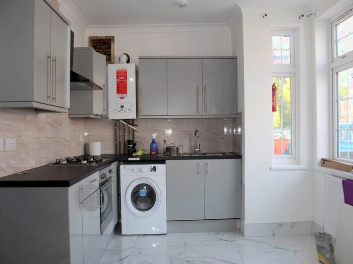 2 Bedroom Flat To Rent In Villiers Road, Southall, Middlesex, UB1