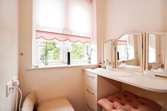 1 Bedroom Flat For Sale In Southdown Road, Southdown, Harpenden, AL5