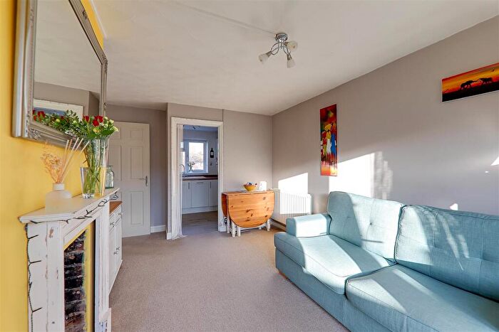 1 Bedroom Flat For Sale In Chapel Close, Wick, Littlehampton, BN17