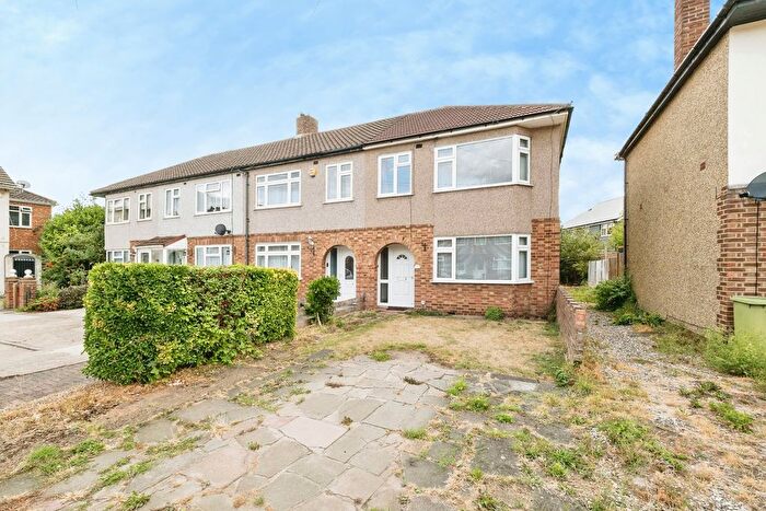 3 Bedroom End Terrace House For Sale In Westlyn Close, Rainham, Essex, RM13