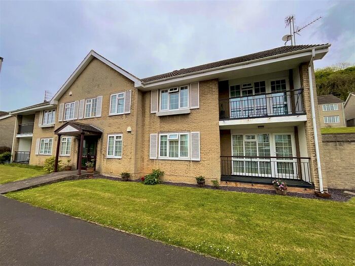 2 Bedroom Flat To Rent In The Glade, Scarborough, YO11