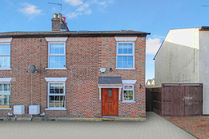 4 Bedroom Semi-Detached House To Rent In Adrian Road, Abbots Langley WD5