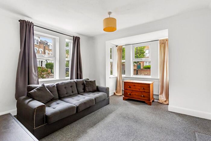 3 Bedroom Flat To Rent In Queen Elizabeths Walk, London, N16