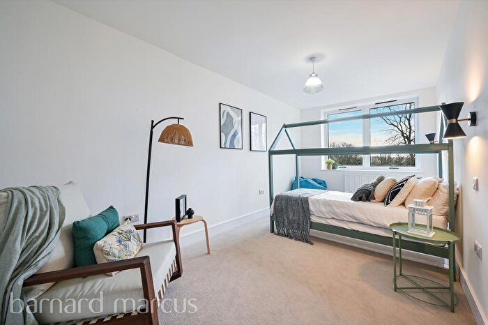 3 Bedroom End Of Terrace House For Sale In Bradmore Way, Coulsdon, CR5