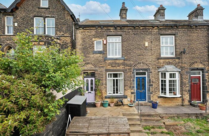 3 Bedroom End Of Terrace House For Sale In Leeds Road, Rawdon, Leeds, West Yorkshire, LS19