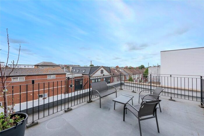 2 Bedroom Flat To Rent In Upper Tooting Road, London, SW17