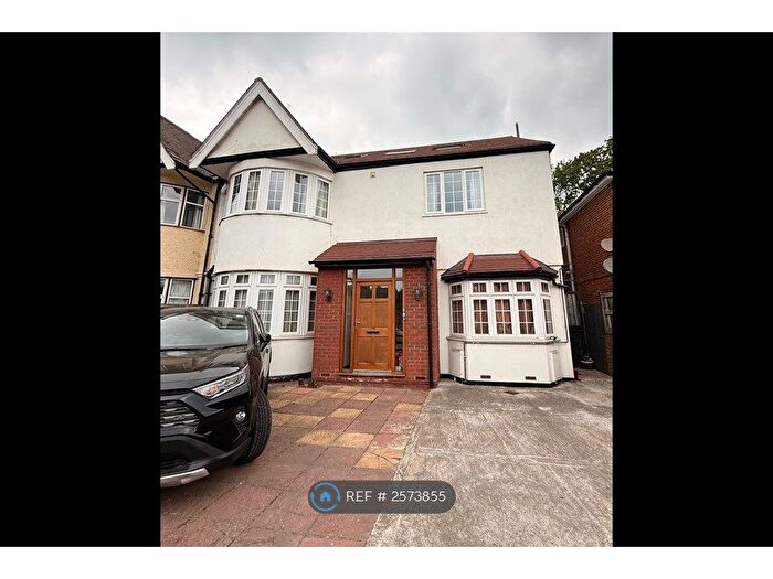 3 Bedroom Flat To Rent In Roehampton Vale, London, SW15